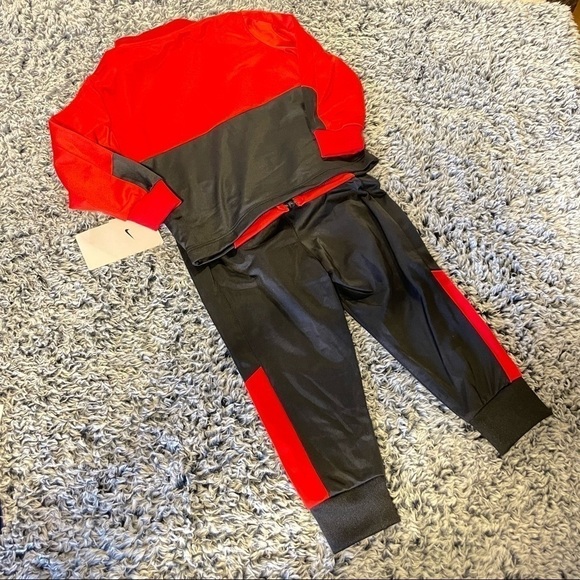 ✅5x Host Pick✅ Nike Sweat Suit, 24M - Picture 2 of 11